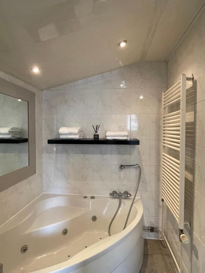 Gezellige Knusse Studio Met Bubbelbad Huizen Exteriér fotografie